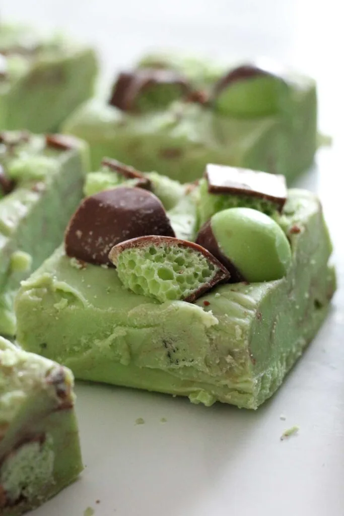 Creamy green mint fudge topped with Aero chocolate pieces and mint candies, perfect for St. Patrick's Day desserts or festive Irish-themed treats.