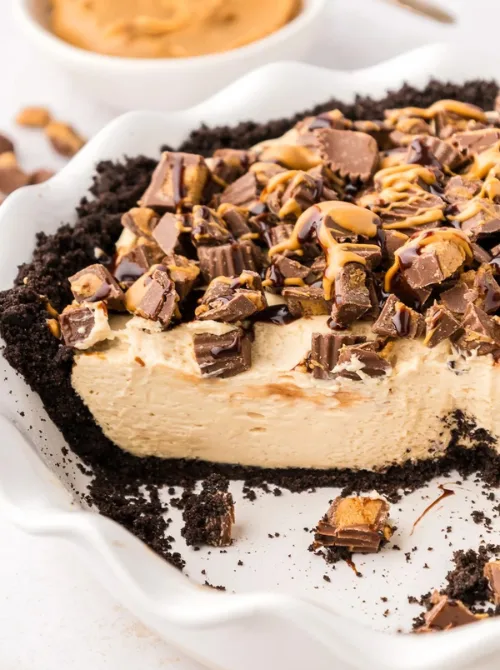 A rich no-bake peanut butter pie in a chocolate cookie crust, topped with chopped peanut butter cups and drizzled with melted peanut butter—an easy 4th of July dessert that’s creamy, indulgent, and crowd-pleasing.