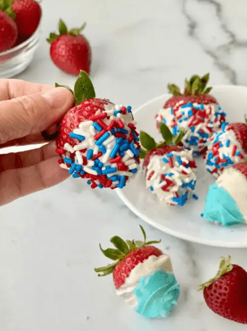 Fresh strawberries dipped in white chocolate and decorated with red, white, and blue sprinkles—an easy no-bake 4th of July dessert that’s festive, fruity, and fun for all ages.